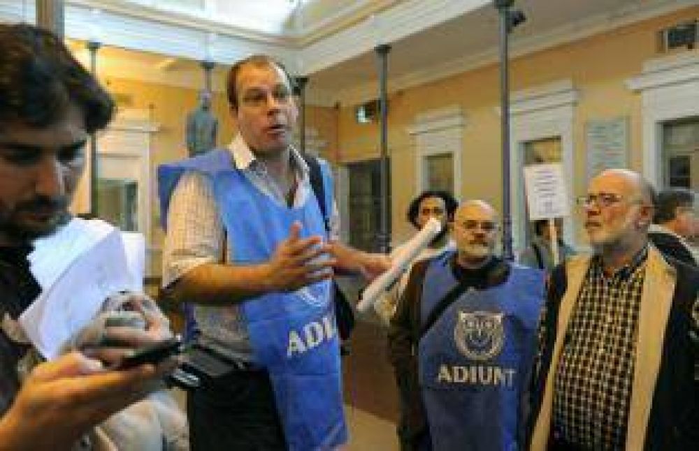 Docentes reclaman autonom�a a la UNT