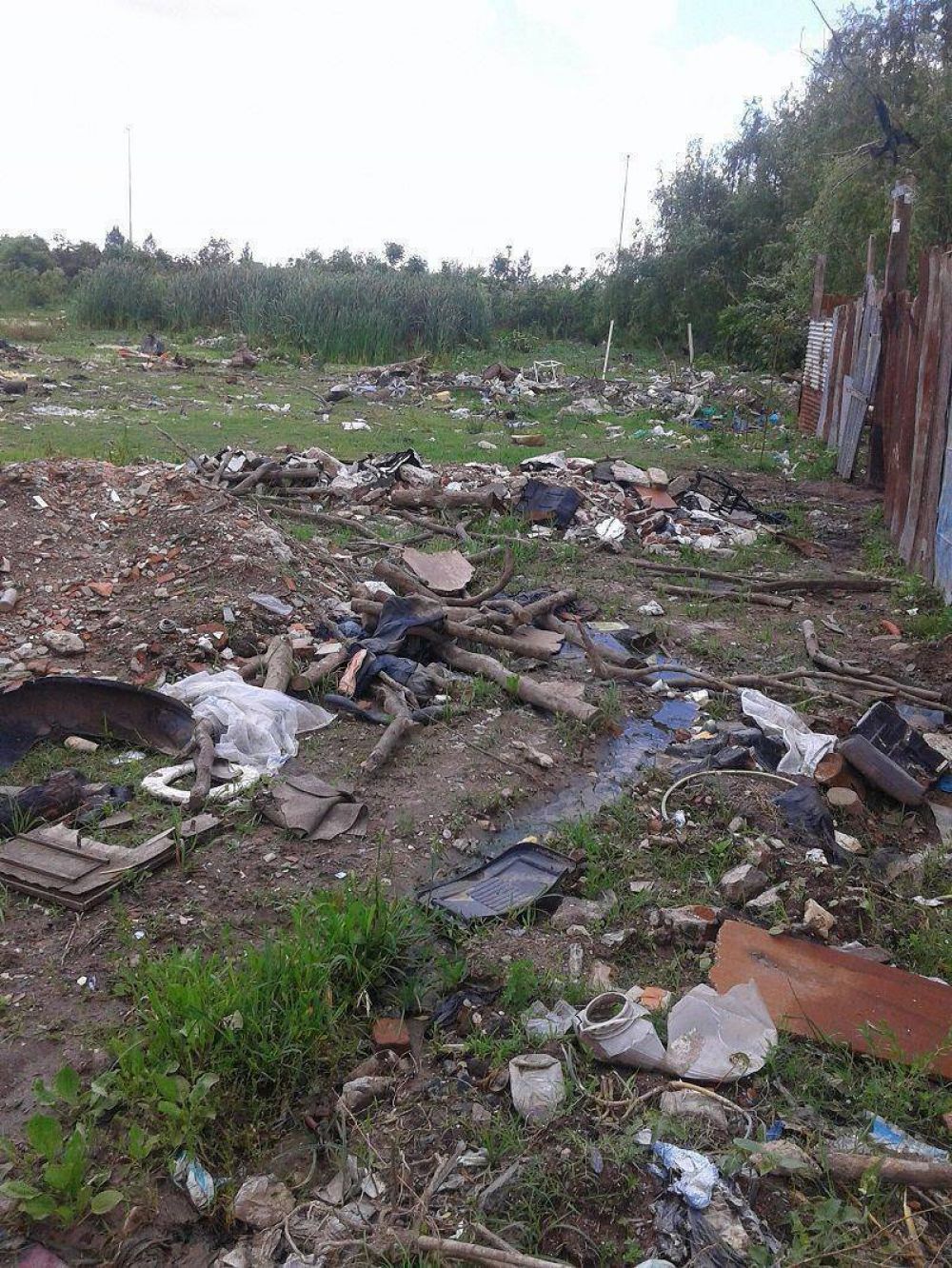 Advierten que sigue creciendo un basural donde deber�a haber un campo de deportes 