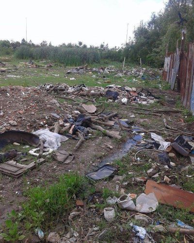 Advierten que sigue creciendo un basural donde deber�a haber un campo de deportes 