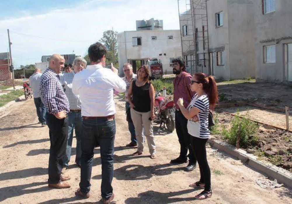 El intendente recorri� la obra de terminaci�n de 49 viviendas sociales