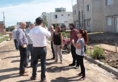El intendente recorri� la obra de terminaci�n de 49 viviendas sociales