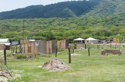 Los corri� la inundaci�n pero volvieron porque las casillas que les dieron no tienen ba�os ni agua potable 