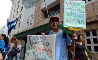 En medio de protestas, el Gobierno paga sueldos en �cuotas�