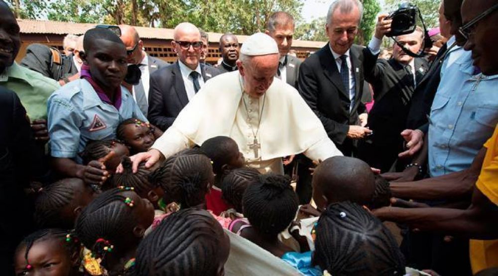 El cariño de los pobres protegió al Papa en zona de guerra de África, dice Cardenal