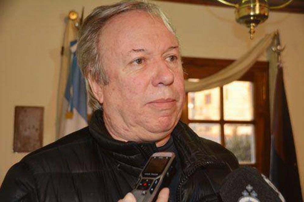 Peralta presidi� actos en Puerto Santa Cruz