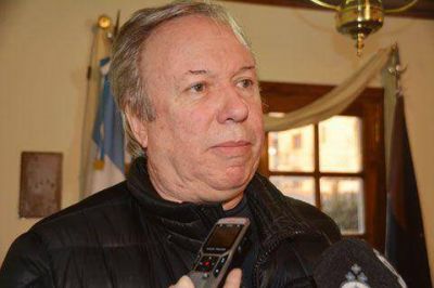 Peralta presidi� actos en Puerto Santa Cruz