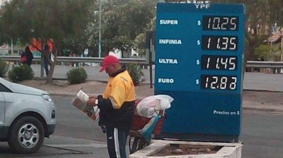 Las estaciones YPF ya cobran la nafta con la rebaja del 22%: la s�per cuesta 10,25 pesos