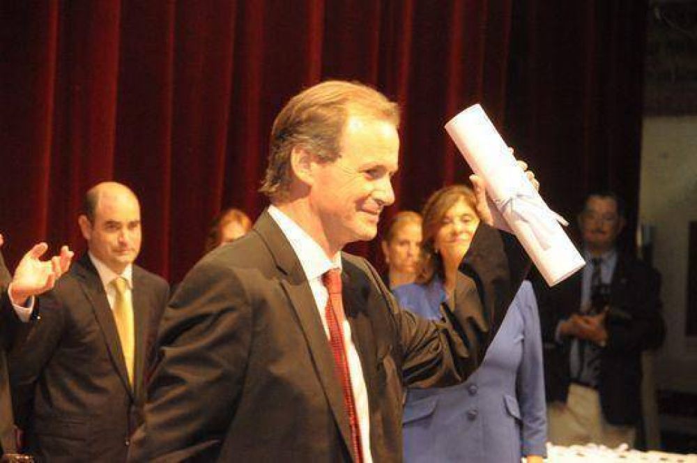 Bordet anunci� que su primera medida ser� convocar a los partidos de la oposici�n 