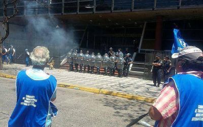 Protesta e incidentes por despidos de municipales en Echeverr�a