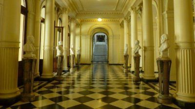 Un d�a antes de dejar el poder, la Presidente descubrir� un busto de N�stor Kirchner en Casa Rosada