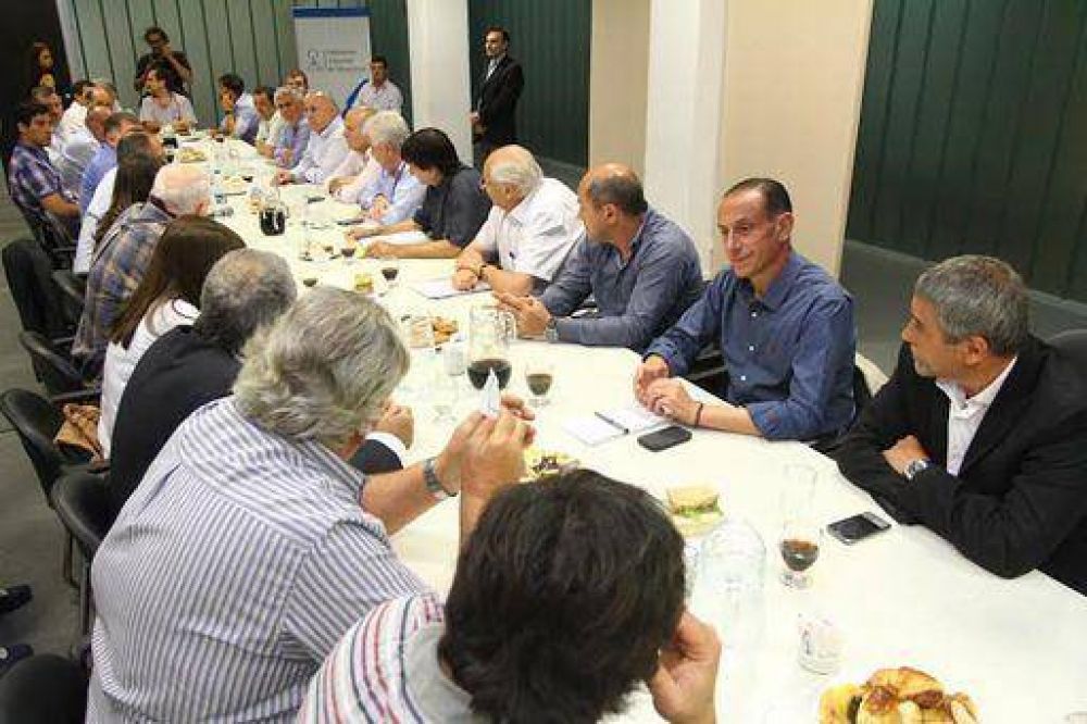 Ferraresi se reuni con intendentes bonaerenses en el Frente Nacional Peronista
