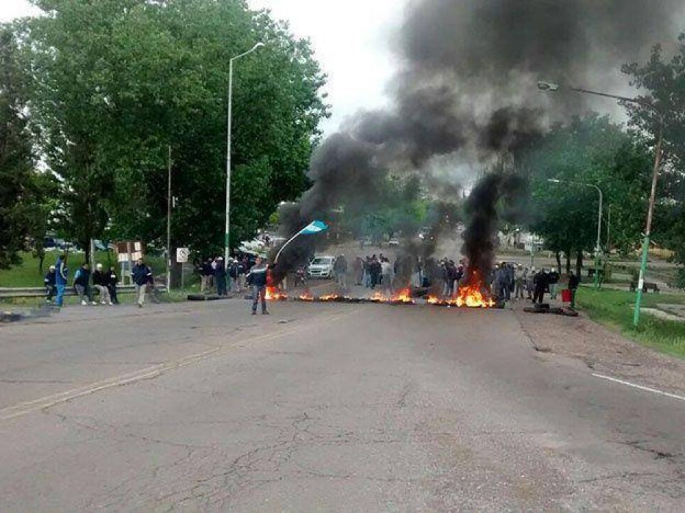 Nueva protesta de municipales frente a la casa del gobernador