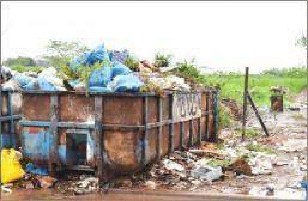 Reclaman retiro de basura de contenedores en Chacra 121