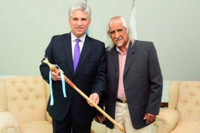 El gobernador recibi� de regalo un bast�n de mando en �nix y madera
