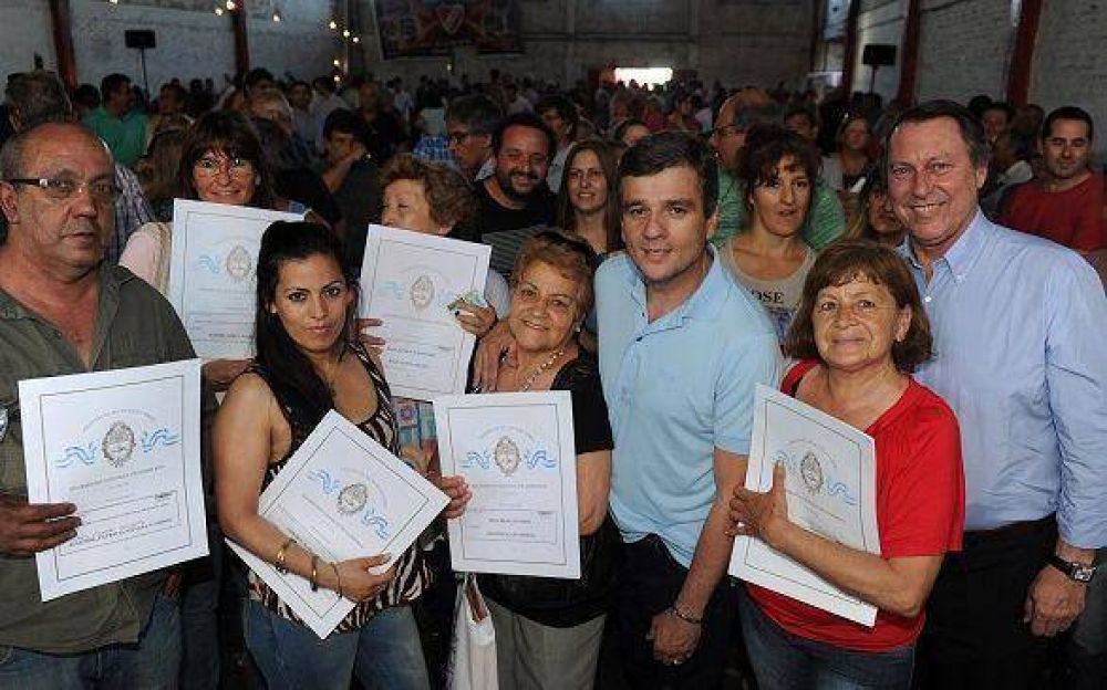Zabaleta y Casal entregaron escrituras a 100 familias
