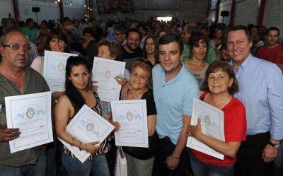 Zabaleta y Casal entregaron escrituras a 100 familias