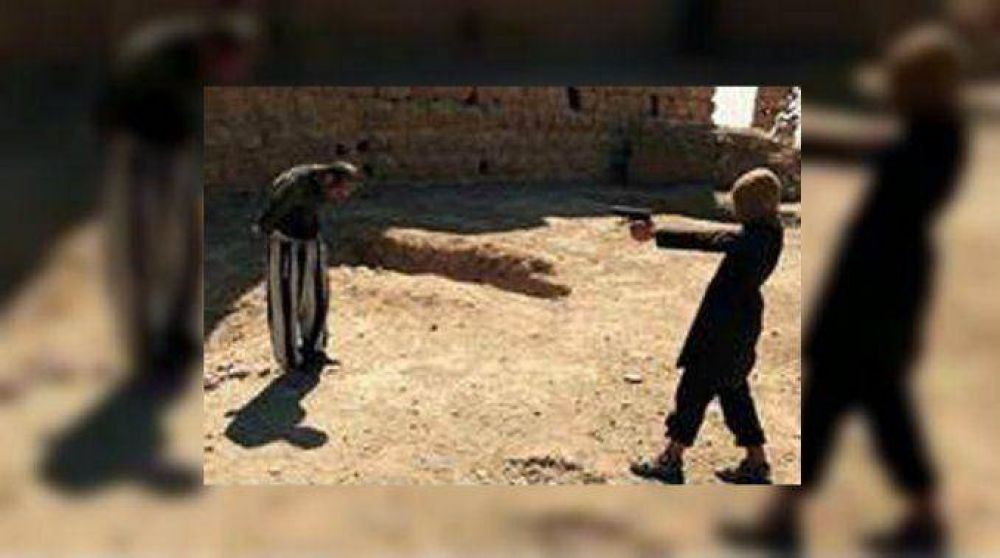 ISIS entrena a los ni�os soldados a matar rehenes jugando a las escondidas