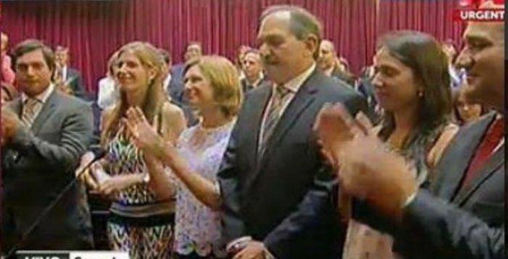 Alperovich jur� como senador acompa�ado por su familia y Manzur
