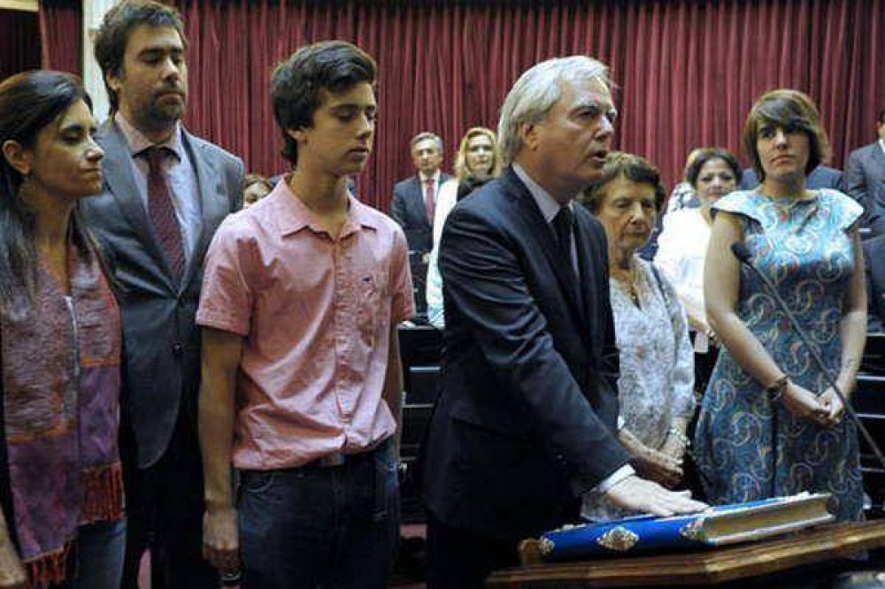 Juraron los nuevos senadores y Pinedo como el nuevo presidente provisional
