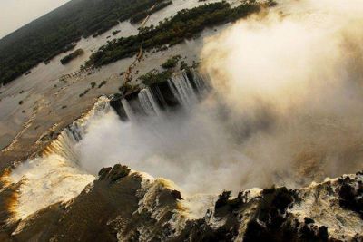 Cataratas: por la creciente, cerraron el paseo a Garganta del Diablo