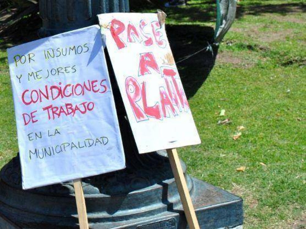 Municipales volvieron a manifestarse a la voz de �Buera, no te vas a ir a Brasil con nuestro sueldo�