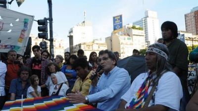 El domingo levantan el acampe qom de la avenida 9 de Julio