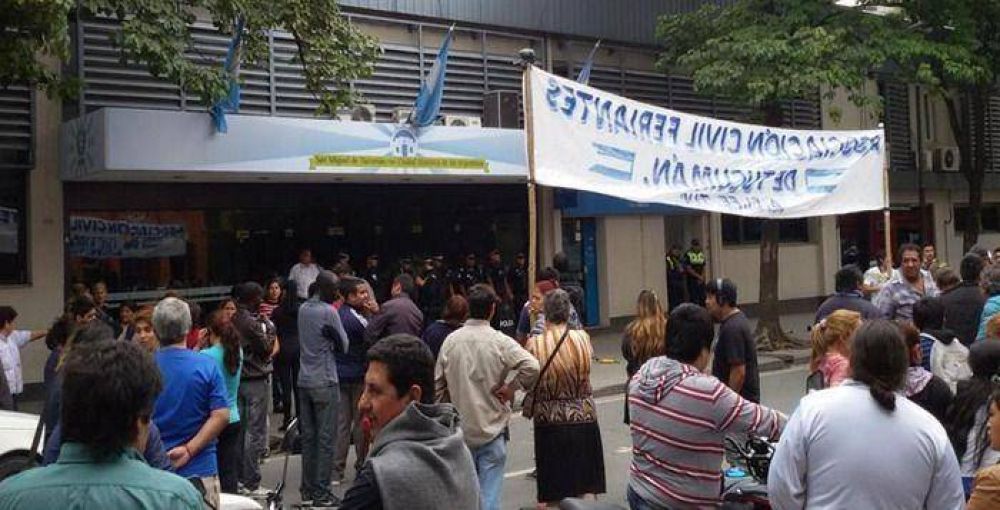 Feriantes salen a la calle y piden que los reciban las autoridades del gobierno