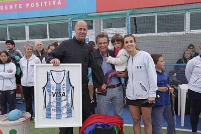 Pulti particip� del cierre anual del programa de hockey barrial