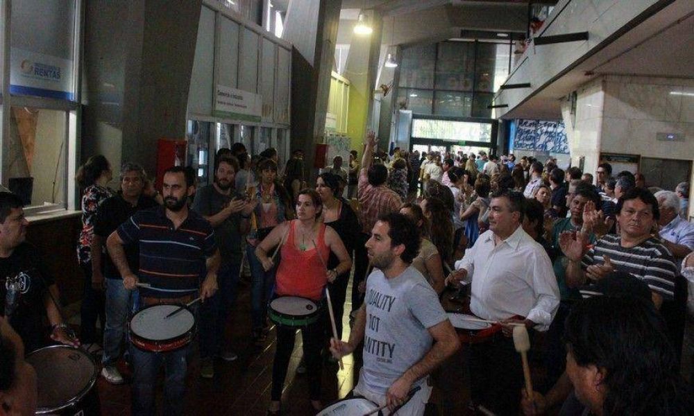 La Municipalidad realizar� descuentos a empleados por 12 millones de pesos