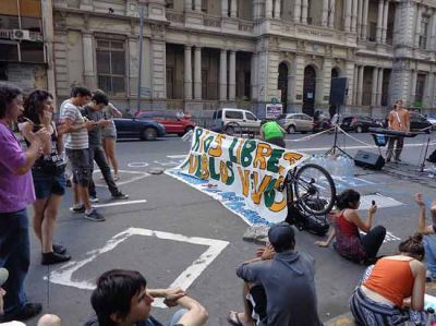 Otro �botellazo� contra Mendoza por el Atuel