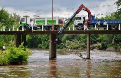 Realizan trabajos de limpieza en el puente Almirante Brown