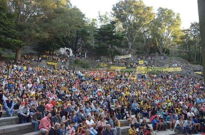 El pueblo aurinegro banc� desde Tandil