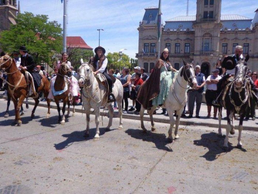 Por �Entre asados y relinchos�, jinetes y tradicionalistas recorrieron la ciudad