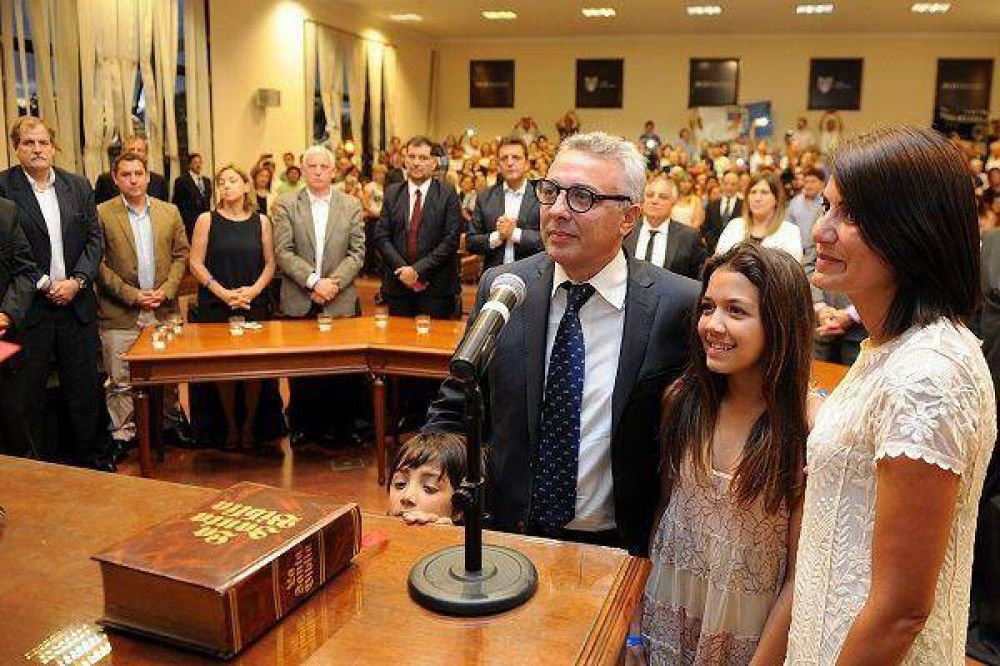 Zamora asumi� como intendente