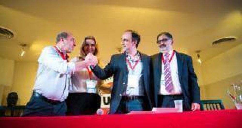 Jos� Corral es el nuevo presidente de la UCR y lo secundar� la senadora Silvia El�as de P�rez