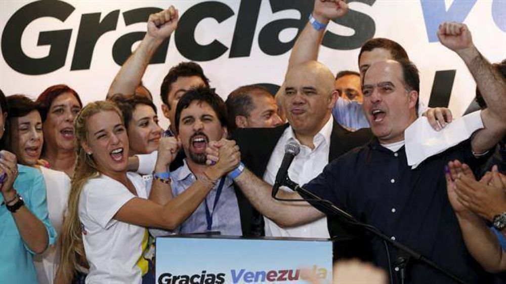 Tras su aplastante victoria electoral, la oposicin empieza a presionar a Maduro