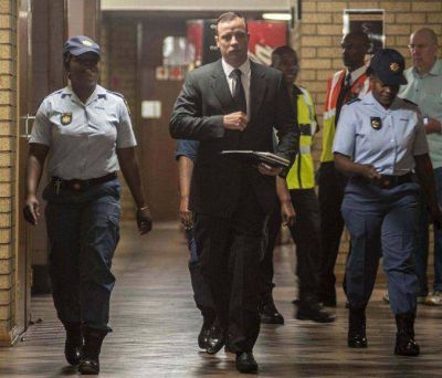 Oscar Pistorius, en libertad bajo fianza por el asesinato de su novia: pag� 700 d�lares