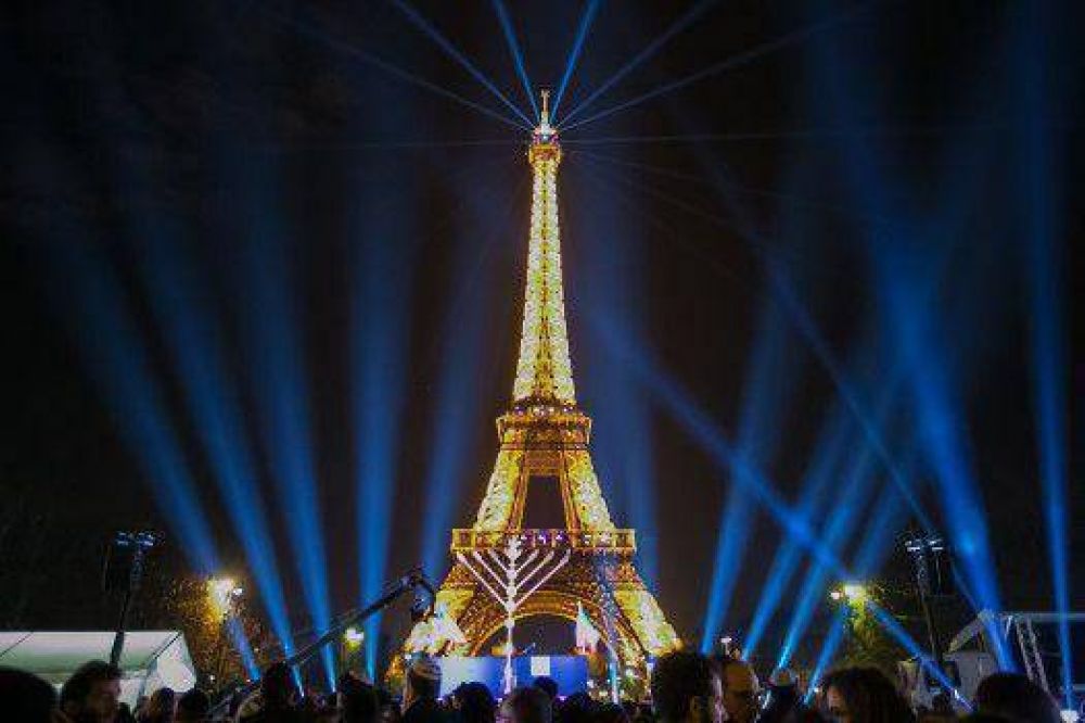 Con la iluminación de una menorá en la Torre Eiffel, París comenzó las celebraciones de Jánuca