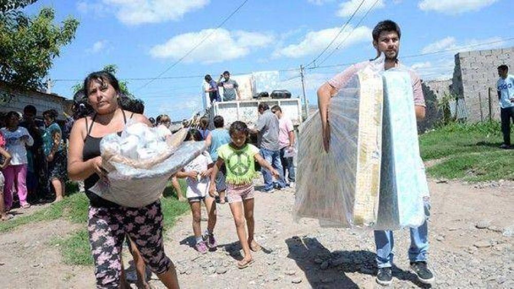 El Gobierno entreg camas, colchones, indumentaria y alimentos a 40 familias de Las Talitas