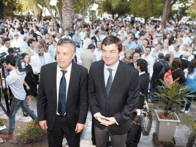 Alfredo Cornejo, obsesionado por sueldos, aguinaldos y coparticipaci�n