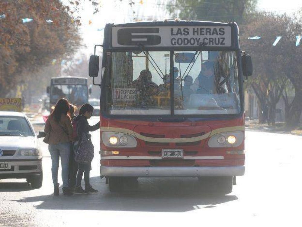 El boleto de micro pasar� a costar $6 a partir de enero, confirm� Cornejo