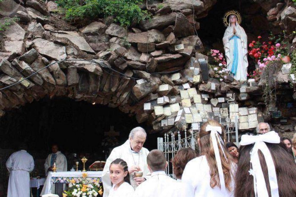 Monseñor Marino celebró a la Inmaculada Concepción en la Gruta de Lourdes