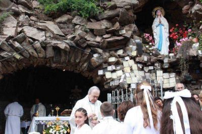 Monse�or Marino celebr� a la Inmaculada Concepci�n en la Gruta de Lourdes