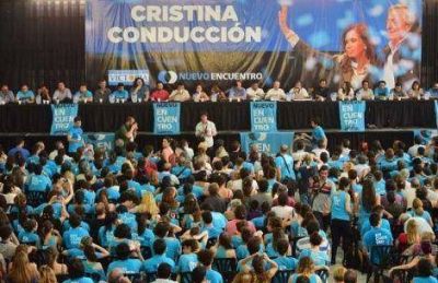 Odiado por el peronismo, se abraza a Cristina y pide 