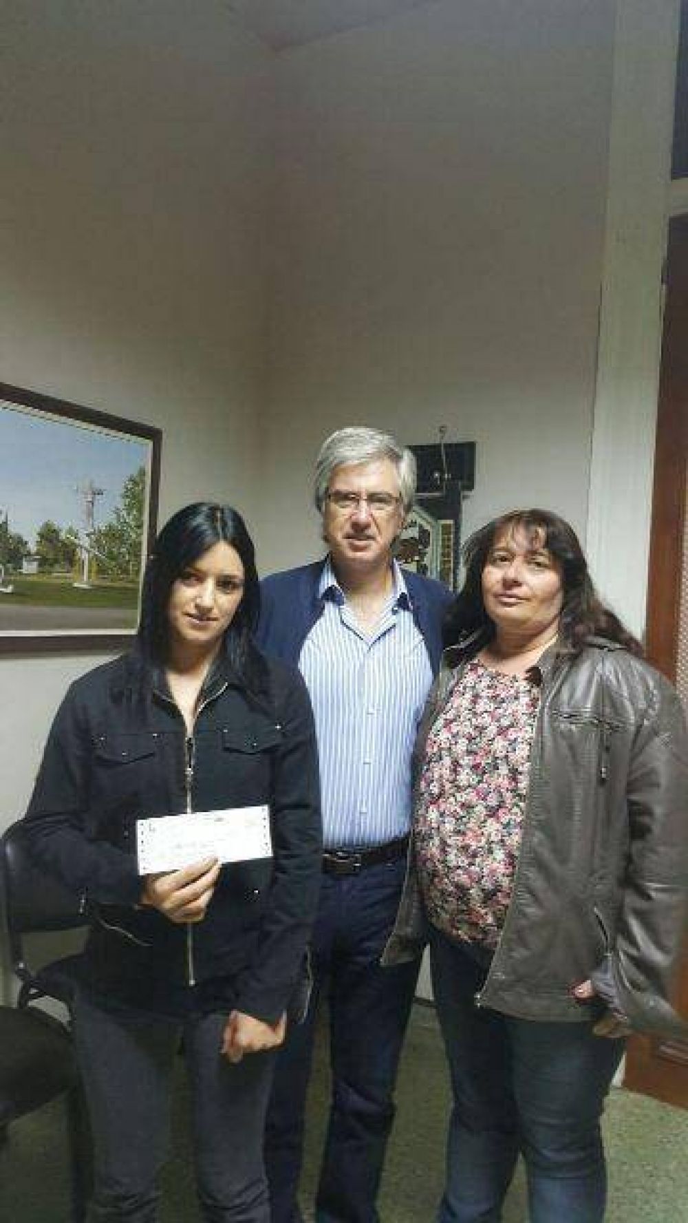 Armend�riz entreg� subsidios a escuelas en Saladillo