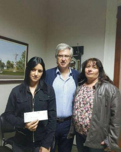 Armend�riz entreg� subsidios a escuelas en Saladillo