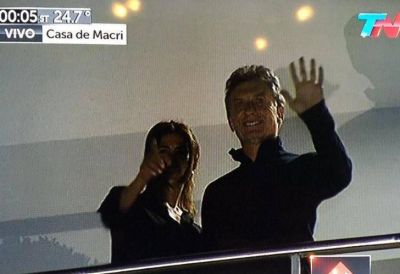 Vecinos se congregaron en Barrio Parque para saludar a un Mauricio Macri emocionado