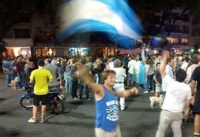 Con bocinazos, petardos y c�nticos festejan el fin del mandato de CFK