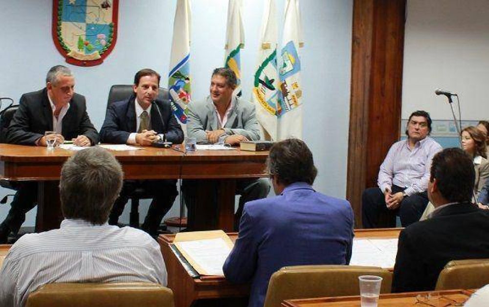 En la asunci�n de los nuevos concejales se dieron los primeros chispazos entre el FPV y Cambiemos