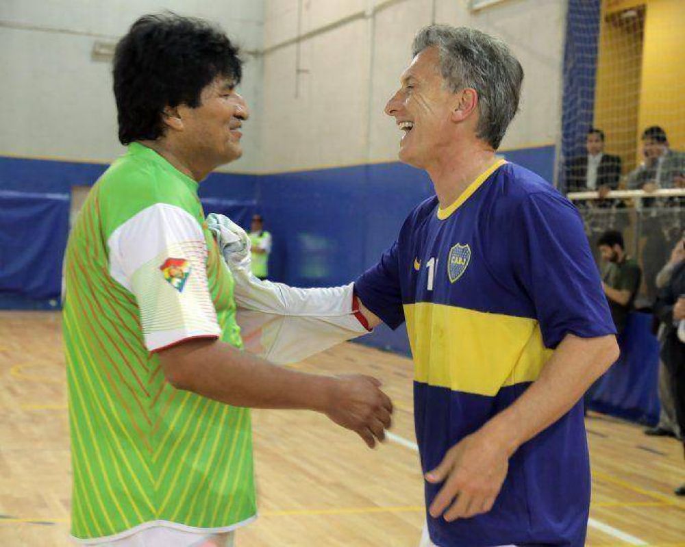 Macri jug� un partido de f�tbol con Evo Morales